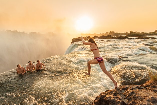Description: Nhắc đến thác Victoria, không thể không kể đến hồ bơi Devil’s Pool, một trong những địa điểm bơi kỳ quái và nguy hiểm nhất trên thế giới. Ảnh:Michael Baynes/Getty Images