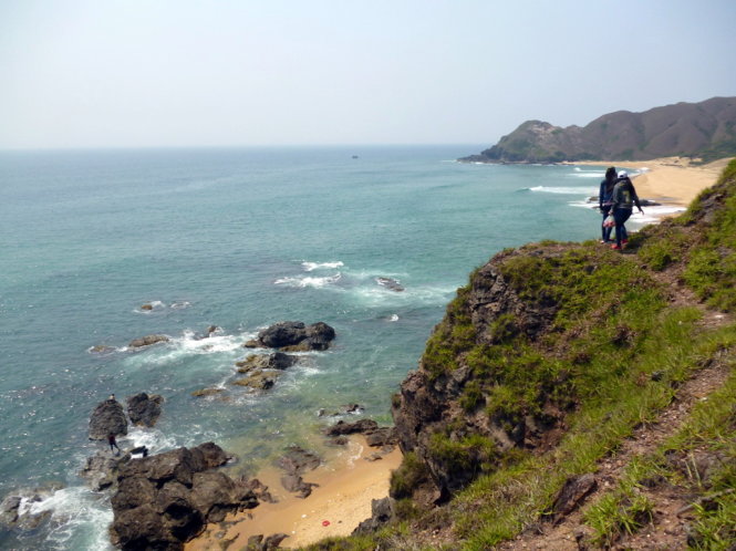 Description: Con đường cheo leo trên đỉnh ghềnh, một bên là vách núi, một bên là vực biển sâu - Ảnh: Nguyễn Thành Giang