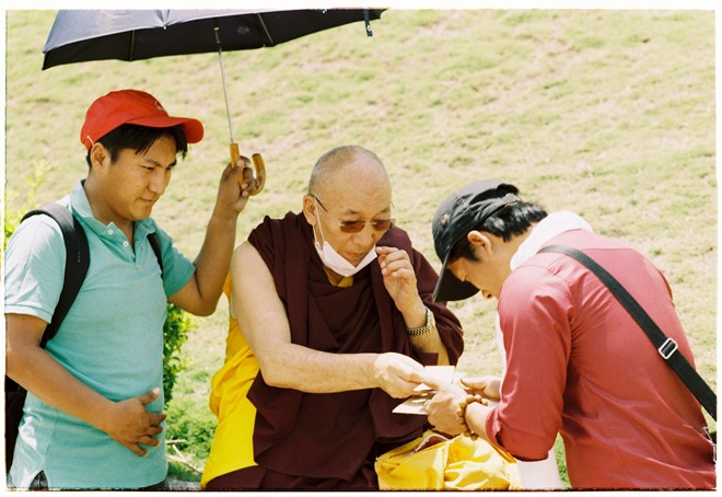 Description: Các vị cao tăng của Phật giáo Tây Tạng thường được xưng tụng là Rinpoche (Bậc Thầy cao quý). Trong ảnh là ngài Ayang Rinpoche đang ban pháp dược cho một Phật tử Việt Nam đến đảnh lễ ngài.
