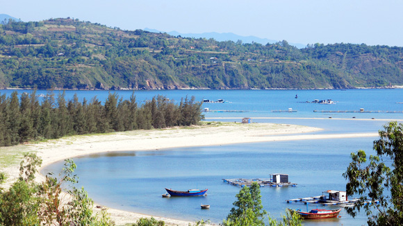 Description: Những doi cát trườn dài ra biển ở Đầm Môn. Ảnh: vntour