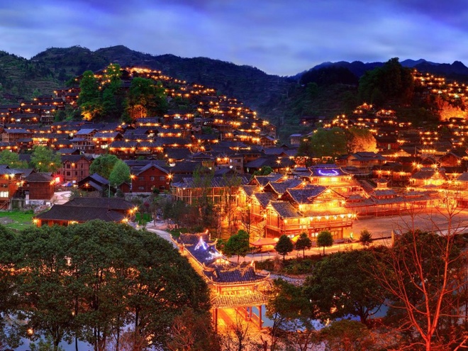 Description: Xijang Miao là ngôi làng của người Miao lớn nhất ở Trung Quốc, còn được gọi là "làng nghìn hộ dân". Xijang Miao được bao bọc bởi một vùng thung lũng, đồi núi rộng lớn và rất nhiều ruộng bậc thang. Về đêm khung cảnh nhà nhà lên đèn khiến ngôi làng càng thêm lung linh, cuốn hút.