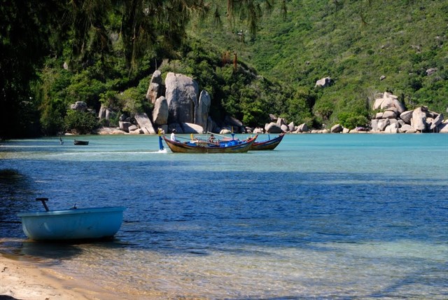 Description: Tới đây, du khách có thể đi tàu ra các đảo lớn nhỏ của Đầm Môn khám phá từng vẻ đẹp ở các hòn đảo hoang sơ. Ảnh: ST