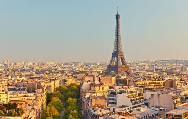 Description: Nắng thu ngập tràn khắp các tòa cao ốc xung quanh mang đến cho Paris một vẻ đẹp thơ mộng đầy cuốn hút.