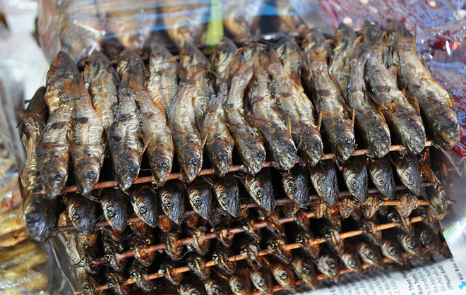 Description: Cá chốt đồng phơi khô là món ngon miệng được nhiều người Việt chọn mua ở chợ Campuachia. Đây cũng là món ăn phổ biến tại đất nước láng giềng.