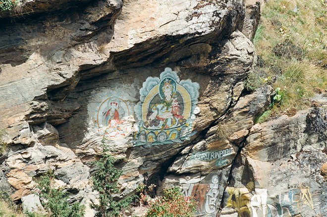Description: Đức Liên Hoa Sinh cũng được biết đến với danh xưng Guru Rinpoche. Người dân vùng thung lũng Khumbu vẽ hình ngài trên một vách núi cao. 