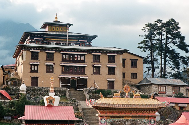 Description: Tu viện theo truyền thống Phật giáo Tây Tạng trải rộng khắp các vùng núi cao. Trong ảnh là tu viện Tengboche, một tu viện cổ ở vùng Himalaya.