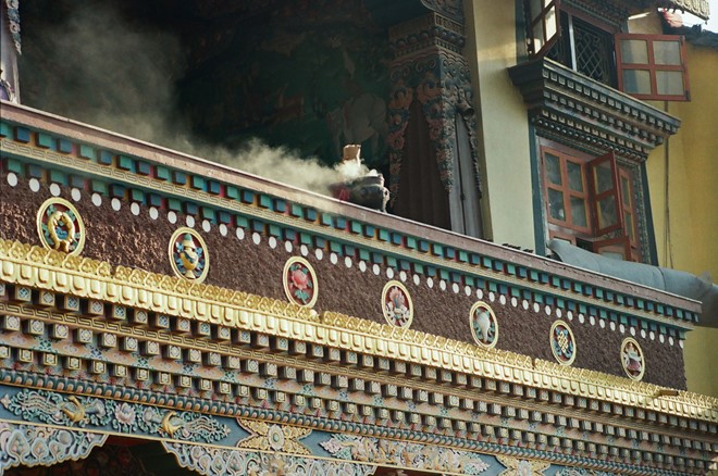 Description: Các tu viện Phật giáo Tây Tạng có kiến trúc đặc trưng với sự cầu kỳ trong họa tiết. Các tu viện cũng luôn đốt trầm thảo dược được chế từ chính các loại thảo mộc vùng Himalaya để làm thanh tịnh bầu không khí.