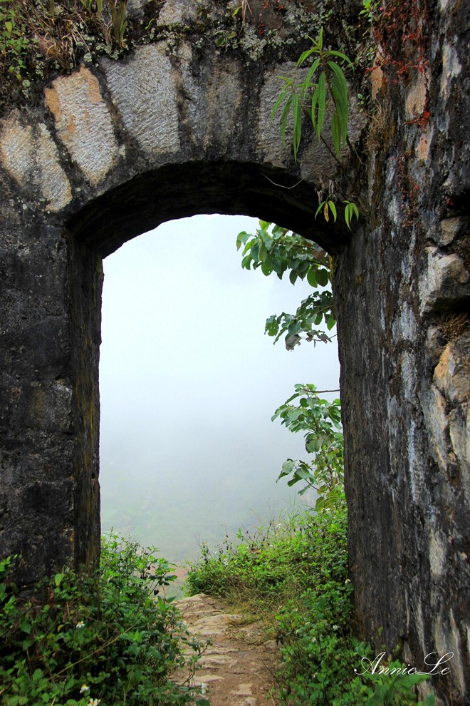 Description: Cánh cổng bước vào Đồn Cao thường được ẩn giấu trong sương mù.