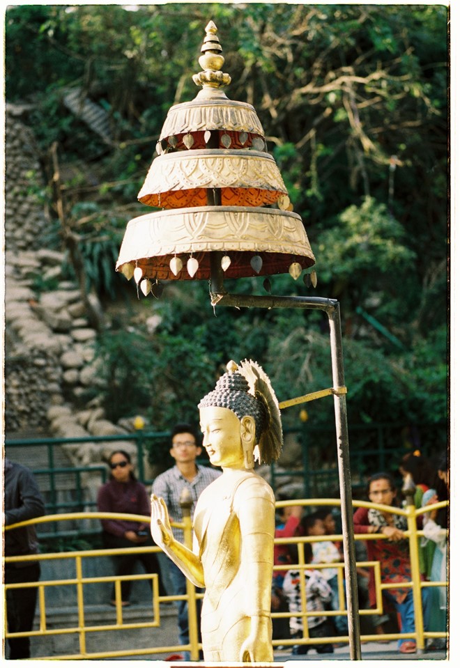 Description: Phật giáo Tây Tạng có sự ảnh hưởng lớn đến đời sống văn hóa tinh thần ở Nepal và nhiều nước trong khu vực Himalaya. Trong ảnh là tượng Đức Phật trong tư thế đứng thuyết pháp ở bảo tháp Swayambunath. Nền văn hóa Himalaya là nền văn hóa Phật giáo Tây Tạng. Những nét nổi bật nhất, đặc sắc nhất của văn hóa Himalaya có sự bắt nguồn trong tinh túy của Phật giáo Tây Tạng.