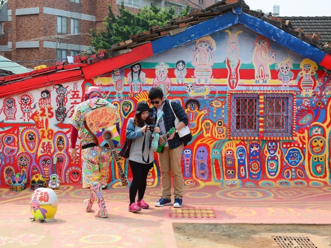 Description: Làng Rainbow ở Đài Loan là nơi được trang trí một cách rất sáng tạo, rực rỡ sắc màu bởi nghệ sĩ Huang Yung-Fu. Anh tự thiết kế và sơn lên các bức tường, nền gạch trong làng khi nơi này bị hư hỏng khá nhiều. Tuy nhiên, ngày nay làng Rainbow lại trở thành một điểm du lịch hấp dẫn.