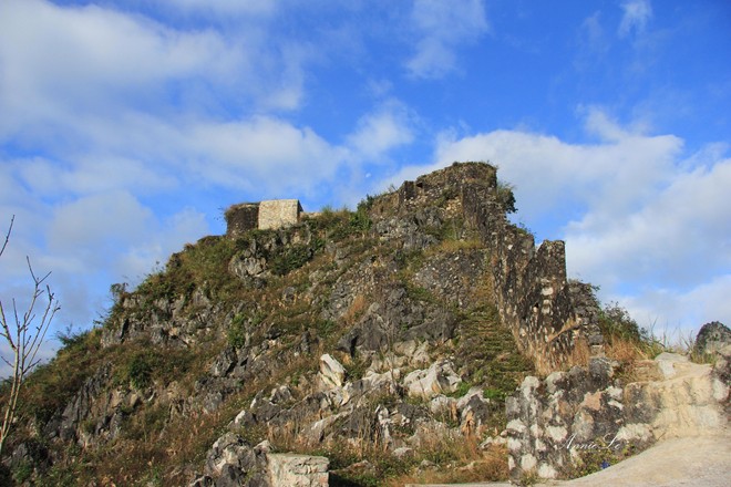 Description: Sở dĩ có tên gọi đó vì trên đỉnh núi, người Pháp từng cho xây dựng một đồn bằng đá, làm chòi canh kiêm lô cốt.