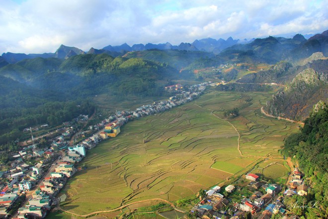 Description: Đồn Cao được xây dựng trên đỉnh núi cao 1.200 m so với mực nước biển. Đứng ở đây có thể bao quát hết toàn cảnh thị trấn Đồng Văn...