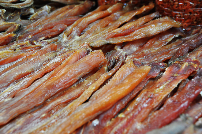 Description: Khô cá lóc Biển Hồ cũng thu hút nhiều bà nội trợ bởi thịt khô mềm sau khi chế biến lại có hương vị thơm ngon rất phù hợp để chế biến mồi nhậu.