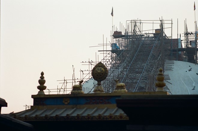 Description: Trước trận động đất ở Nepal vào cuối tháng 4/2015, phần đỉnh tháp mang vẻ đẹp uy nghi tráng lệ. Tuy nhiên, sau đó, tháp bị hư hại nhẹ và hiện nay đang trong quá trình trùng tu.