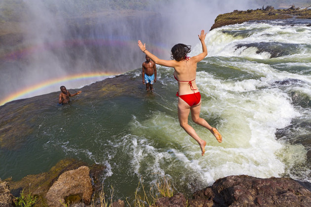 Description: Vào mùa khô từ tháng 9 đến tháng 12 là thời điểm Devil’s Pool đẹp nhất, khi nước sông Zambezi chảy không quá xiết, bạn có thể thoải mái bơi ở đây. Ảnh: Yvette Cardozo/Getty Images