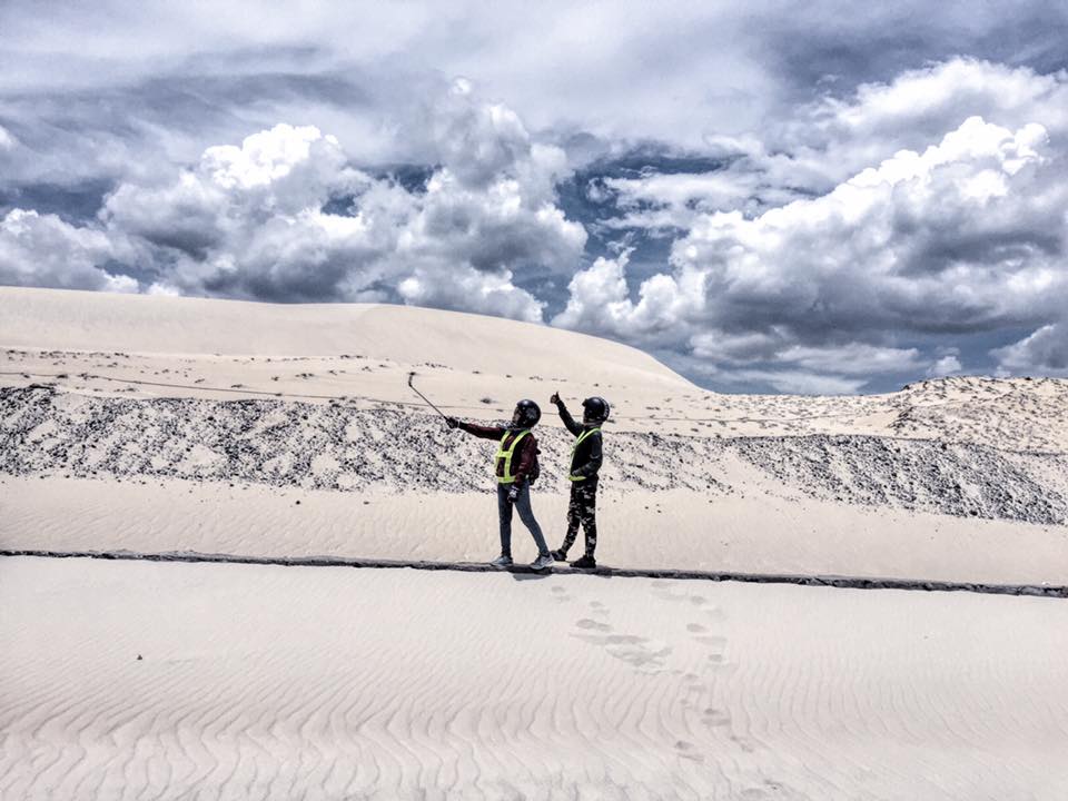 Description: Vẻ đẹp tự nhiên hoang sơ của đồi cát Bàu Trắng làm say lòng những du khách lỡ đặt chân đến đây.