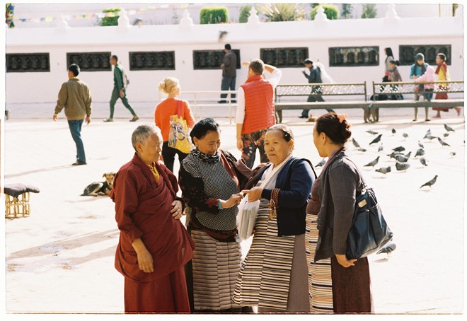 Description: Những người phụ nữ Tây Tạng trò chuyện quanh tháp. Xung quanh khu vực Bouddhanath có rất nhiều người Tây Tạng sinh sống.