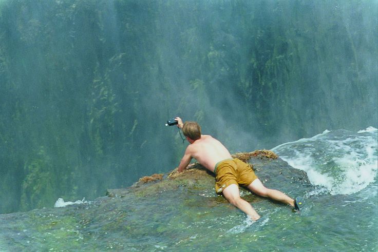 Description: Hấp dẫn như thế nên Devil Pool luôn có sức hút đặc biệt đối với du khách khắp nơi trên thế giới. Bởi không gì gây đau tim bằng thử thách bơi lội giữa ranh giới mong manh là một gờ đá tự nhiên giữa thác cao và vực thẳm. Ảnh: Getty Images