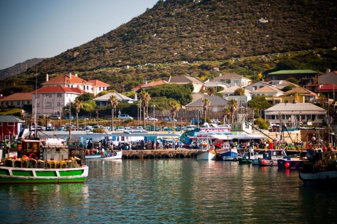 Description: Kalk Bay là một làng ven biển ở Cape Town, Nam Phi, nơi du khách có thể thỏa sức mua sắm và thưởng thức bữa tối thượng hạng làm từ nguồn hải sản tươi ngon. Dọc theo con đường chính của làng, du khách sẽ thấy rất nhiều hàng đồ cổ, quán cà phê, phòng tranh và cả những nhà hàng. 