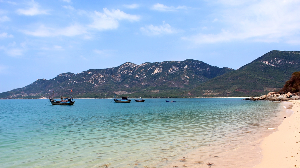 Description: Ninh Vân được bán đảo Hòn Hèo bao bọc nên quanh năm đều êm sóng. Ảnh: Kua