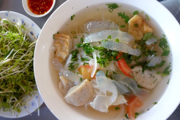 Description: Đến Nha Trang mà chưa ăn bún sứa, bạn sẽ thấy thiếu một điều gì đó. Ảnh: Baomoi