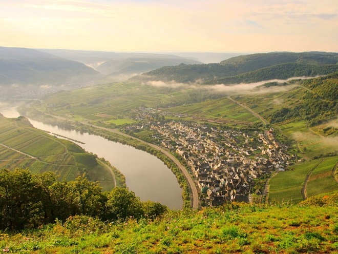 Description: Nổi tiếng với đặc sản là rượu, ngôi làng Bremm nằm ở nước Đức có rất nhiều đồn điền trồng nho. Du khách có thể tự do khám phá những đặc trưng ẩm thực ở đây, tham gia các hoạt động như đạp xe, đi bộ leo núi hay đón thuyền du ngoạn dòng sông. 