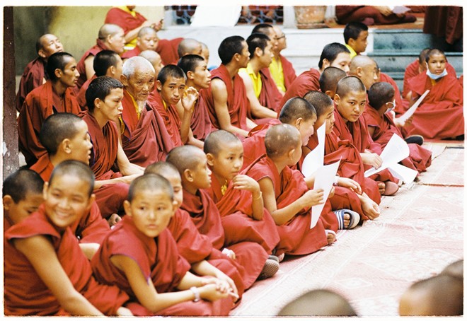 Description:  Xung quanh bảo tháp Bouddhanath có một hệ thống tu viện dày đặc với rất nhiều tăng sĩ. Trong hình là một buổi thực hành của các vị tăng ở tu viện Maitreya Gompa. Himalaya vẫn thường được gọi là “Land of Padmasambhava” (Vùng đất của Đức Liên Hoa Sinh). Đức Liên Hoa Sinh được coi là vị Tổ của Phật giáo Tây Tạng, mang giáo Pháp của Phật giáo từ Ấn Độ tới Tây Tạng, để rồi Phật giáo Tây Tạng phát triển rộng khắp vùng đất này.