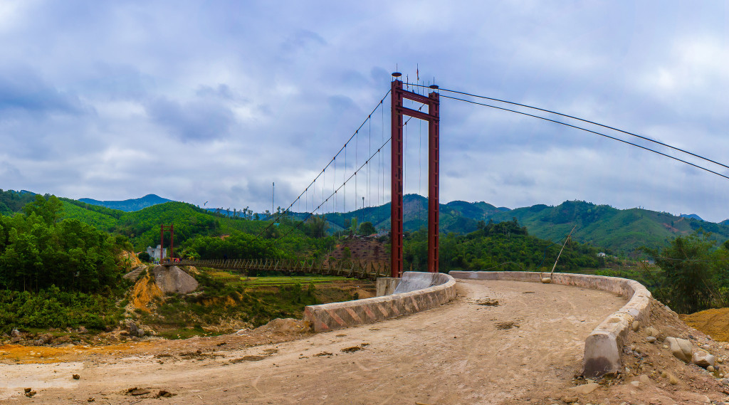 Description: Đường dẫn vào một cây cầu treo ở Bình Liêu. Ảnh: Kant nguyễn/flickr