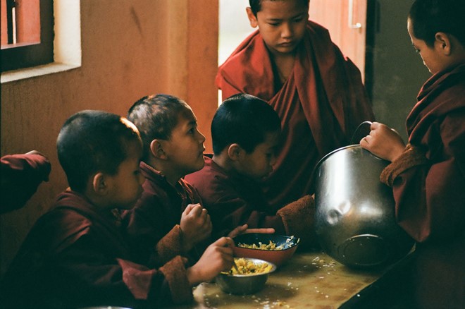 Description: Duy trì truyền thống, Phật giáo Tây Tạng khi hoằng truyền rộng khắp sang các nước vùng Himalaya vẫn giữ hệ thống giáo dục kiến thức và giáo lý nghiêm ngặt. Từ lứa tuổi rất nhỏ, các Lama khi vào tu viện đã được đào tạo bài bản. Trong ảnh là một bữa ăn của các tiểu Lama ở tu viện Kanying.