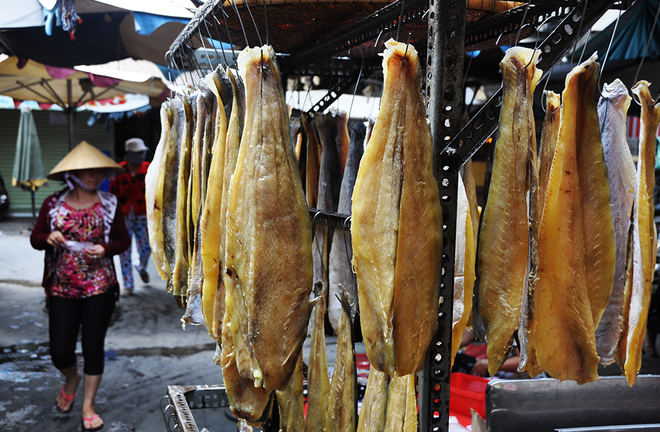 Description: Được bán nhiều nhất là khô tra lăn phồng Biển Hồ. Không giống cá tra Việt Nam, loại cá này có phần mỡ vàng và thơm. Khi chiên, miếng khô sẽ phồng to. Khô ăn ngon với cơm trắng, canh rau.